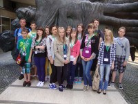 Obraz przedstawiający Młodzież z Rudy Różanieckiej z wizytą w Bańskiej Bystrzycy