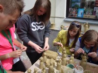 Obraz przedstawiający Młodzież z Rudy Różanieckiej z wizytą w Bańskiej Bystrzycy