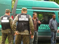 Obraz przedstawiający Imigranci, po nielegalnym przekroczeniu granicy, zatrzymani nieopodal Wólki Krowickiej