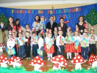 Obraz przedstawiający W Baszni Dolnej "Muchomorki" już po pasowaniu