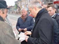 Obraz przedstawiający Grzegorz Napieralski i Tomasz Kamiński wspierali w Lubaczowie kandydatów SLD