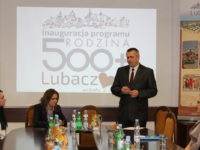 Obraz przedstawiający W Lubaczowie rozdali pierwsze decyzje programu „Rodzina 500+”