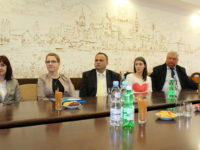 Obraz przedstawiający W Lubaczowie rozdali pierwsze decyzje programu „Rodzina 500+”