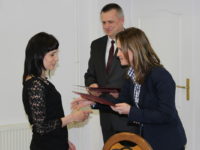 Obraz przedstawiający W Lubaczowie rozdali pierwsze decyzje programu „Rodzina 500+”