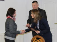 Obraz przedstawiający W Lubaczowie rozdali pierwsze decyzje programu „Rodzina 500+”