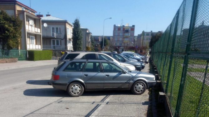 Obraz przedstawiający Mistrzowie parkowania: Kierowca zapomniał o pieszych?