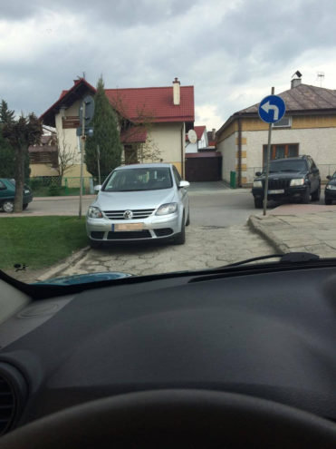 Obraz przedstawiający Mistrzowie parkowania: Popis bezmyślności kierowcy volkswagena