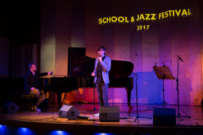 Obraz przedstawiający SCHOOL & JAZZ FESTIVAL w Lubaczowie - zdjęcia z koncertu jury