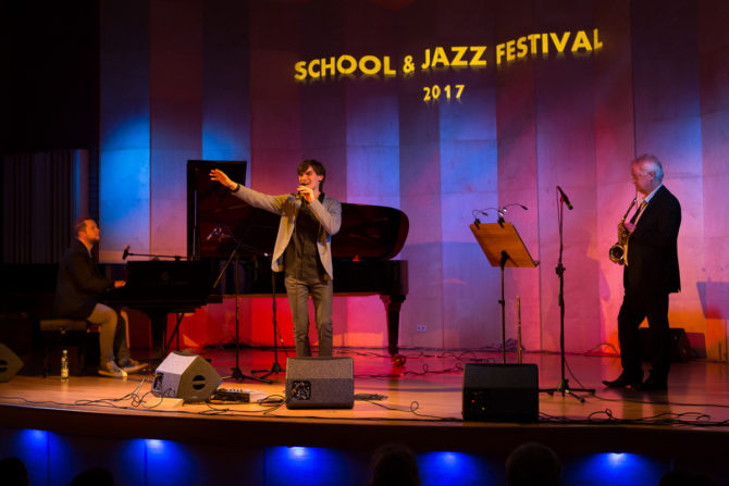 Obraz przedstawiający SCHOOL & JAZZ FESTIVAL w Lubaczowie - zdjęcia z koncertu jury