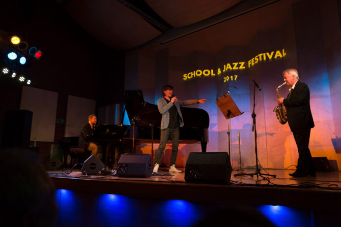 Obraz przedstawiający SCHOOL & JAZZ FESTIVAL w Lubaczowie - zdjęcia z koncertu jury