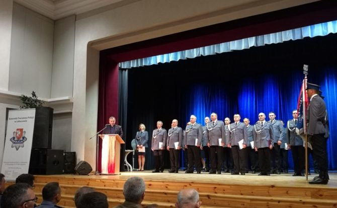 Obraz przedstawiający Awanse i odznaczenia - policjanci z Lubaczowa mieli swoje święto