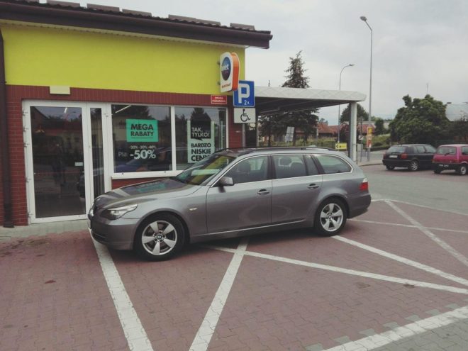 Obraz przedstawiający Mistrzowie parkowania: Podwójnie niepełnosprawny?