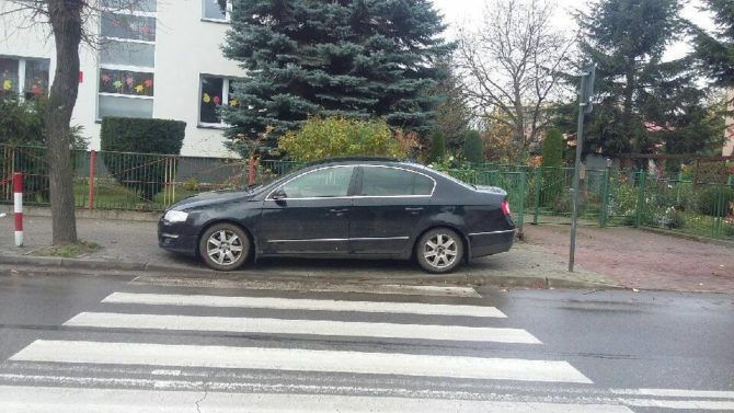 Obraz przedstawiający Mistrzowie parkowania: Bezpieczne przejście do auta?