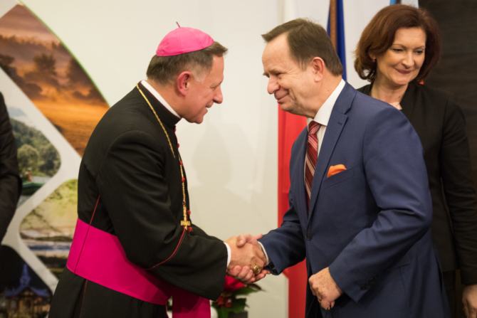 Obraz przedstawiający Abp. Mieczysław Mokrzycki "Zasłużony dla Województwa Podkarpackiego"