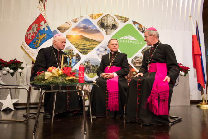 Obraz przedstawiający Abp. Mieczysław Mokrzycki "Zasłużony dla Województwa Podkarpackiego"