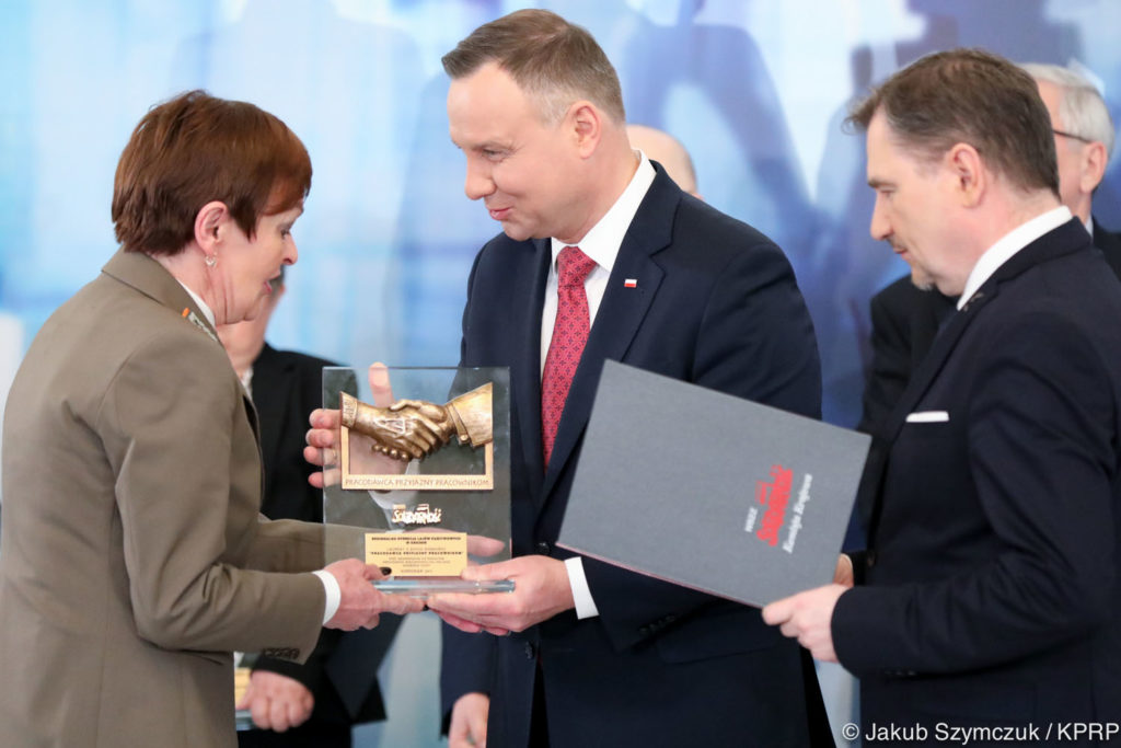 Obraz przedstawiający Grażyna Zagrobelna laureatką konkursu „Pracodawca Przyjazny Pracownikom"