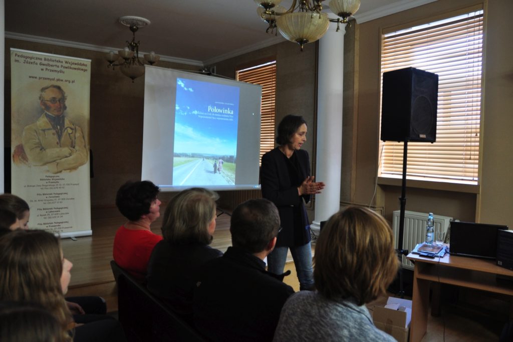 Obraz przedstawiający Agnieszka Martinka gościem biblioteki w Starym Dzikowie