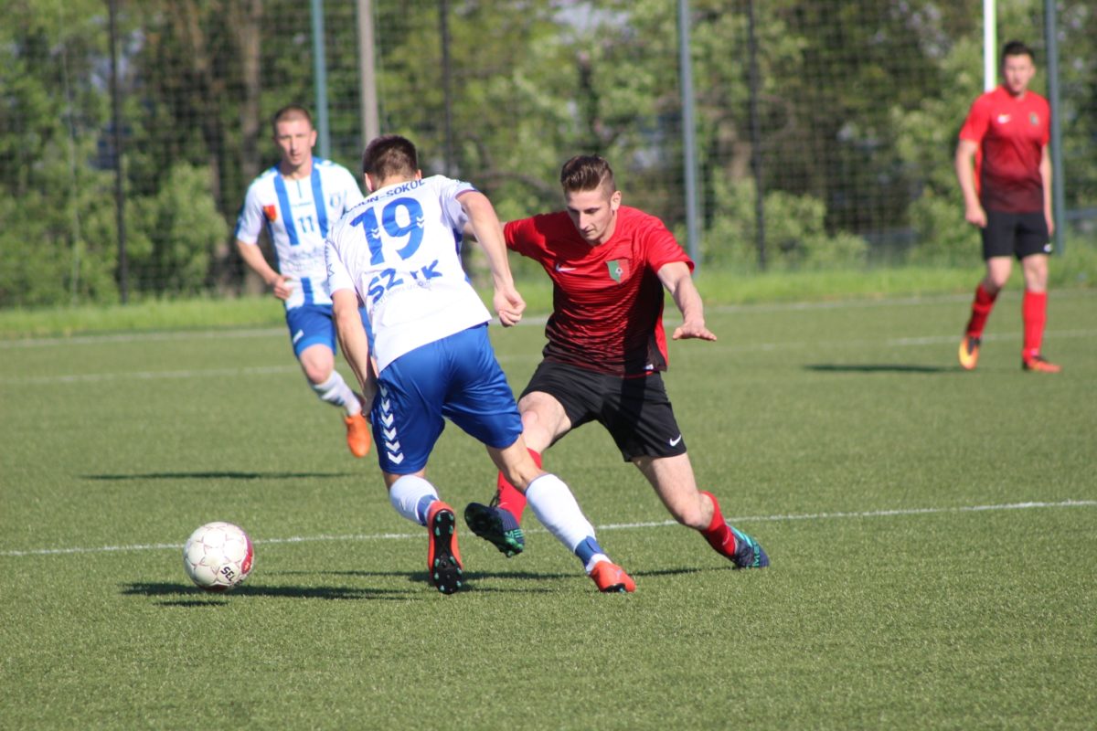 Obraz przedstawiający Piłkarskie podsumowanie weekendu: porażki w "okręgówce" i odwołane mecze [ZDJĘCIA]