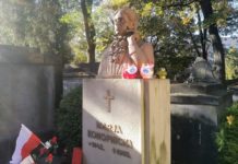 Zbierają białe i czerwone znicze, by zachować pamięć o rodakach pochowanych za granicą