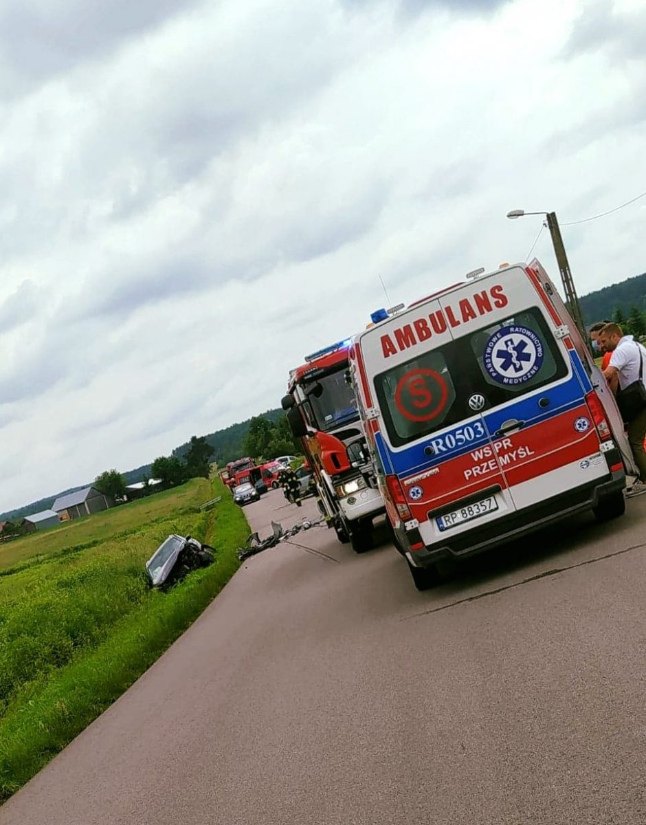 Obraz przedstawiający Czołowe zderzenie na drodze powiatowej pod Łukawcem