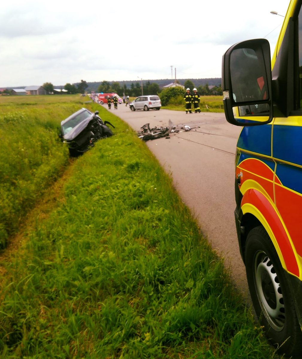Obraz przedstawiający Czołowe zderzenie na drodze powiatowej pod Łukawcem