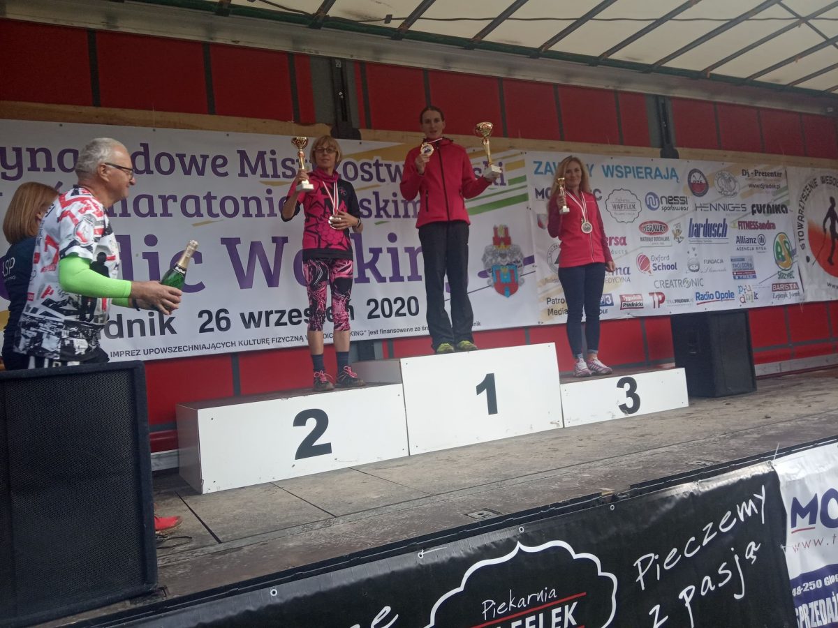 Obraz przedstawiający Małgorzata Kubiszyn na podium Półmaratonu Górskiego w Prudniku