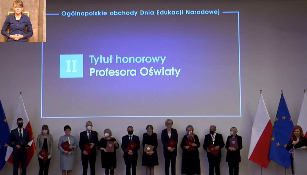 Obraz przedstawiający Elżbieta Ciemięga z tytułem honorowym Profesora Oświaty
