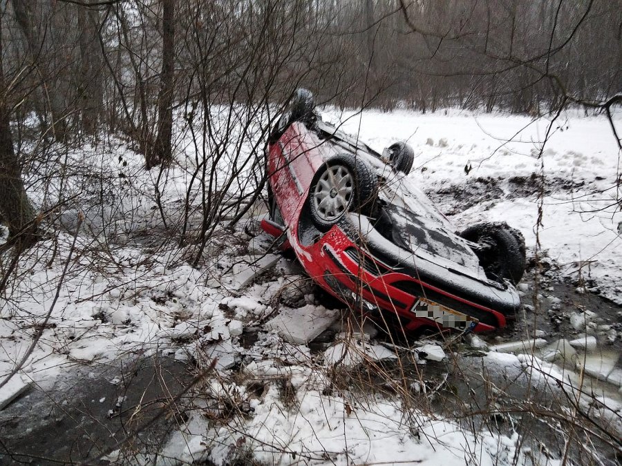 Obraz przedstawiający Samochód dachował, kierowca nie mógł się wydostać