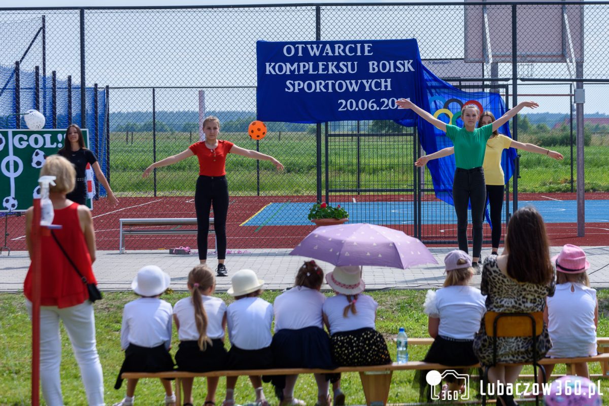 Obraz przedstawiający Uroczyste otwarcie kompleksu boisk w Krowicy Samej [ZDJĘCIA]
