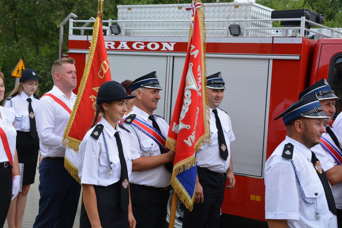 Obraz przedstawiający Uroczyste poświęcenie wozu strażackiego w Ułazowie