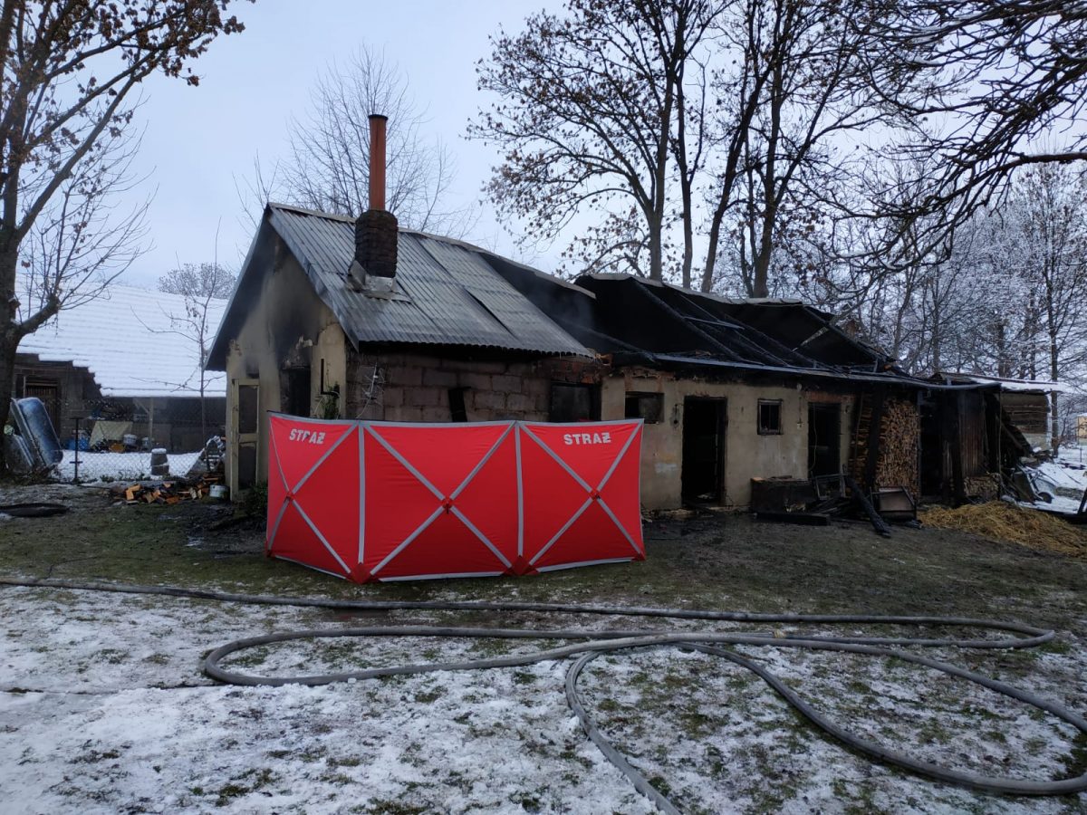 Obraz przedstawiający Tragiczny pożar w Dachnowie. Nie żyje mężczyzna [ZDJĘCIA]