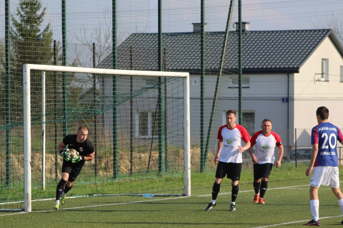 Obraz przedstawiający Pogoń-Sokół Lubaczów na remis z liderem [ZDJĘCIA]
