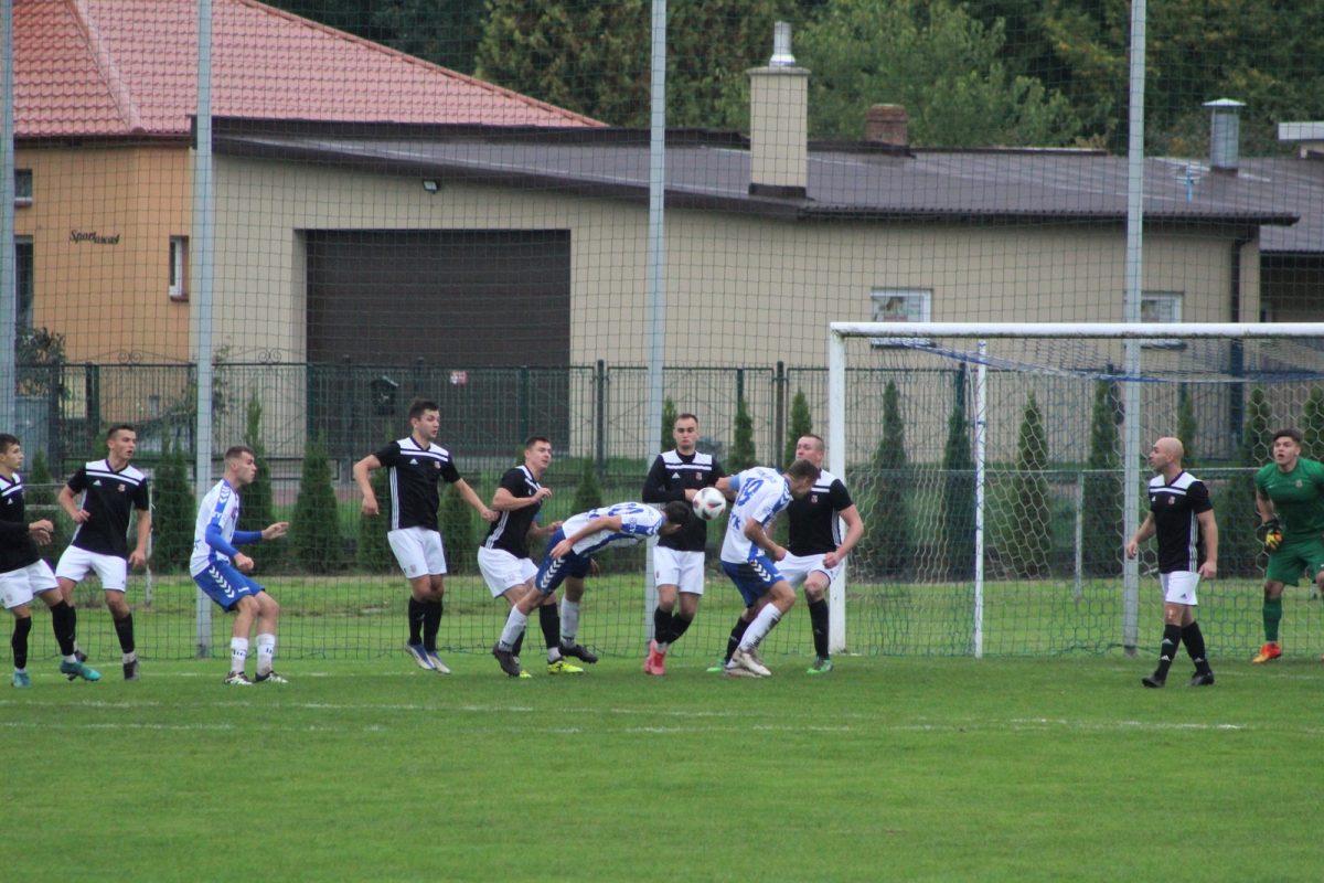 Obraz przedstawiający Piłka nożna: Było ciężko, ale Lubaczów wygrywa [ZDJĘCIA]