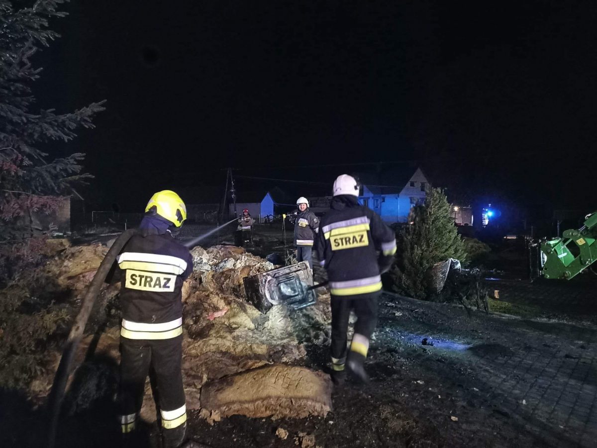 Obraz przedstawiający Pożar budynku w Jędrzejówce, są ogromne straty [ZDJĘCIA]