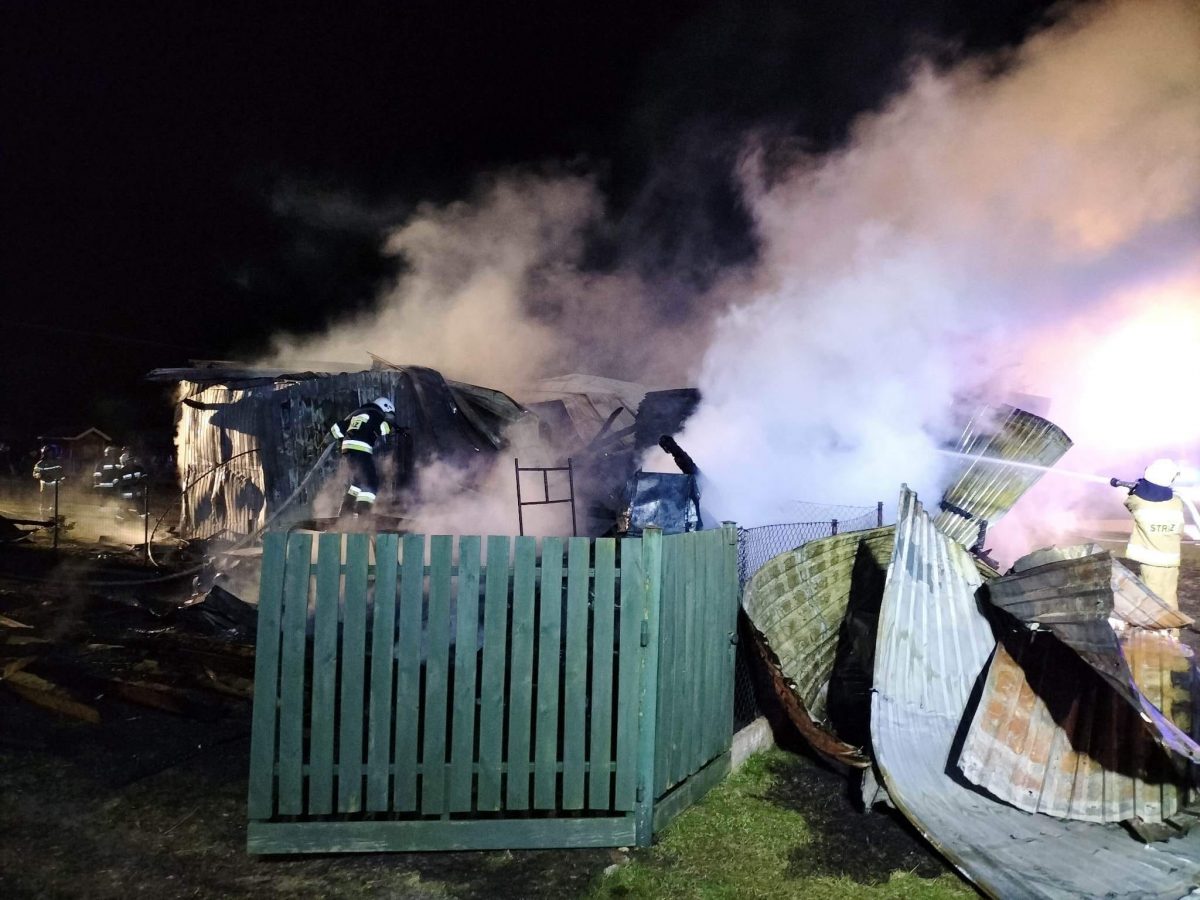 Obraz przedstawiający Pożar budynku w Jędrzejówce, są ogromne straty [ZDJĘCIA]