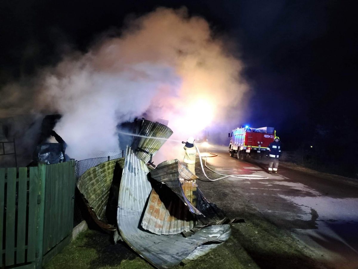 Obraz przedstawiający Pożar budynku w Jędrzejówce, są ogromne straty [ZDJĘCIA]