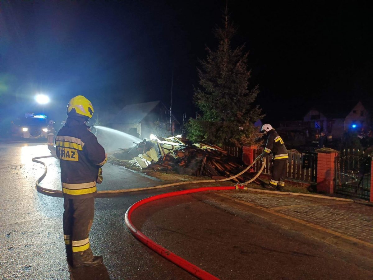 Obraz przedstawiający Pożar budynku w Jędrzejówce, są ogromne straty [ZDJĘCIA]
