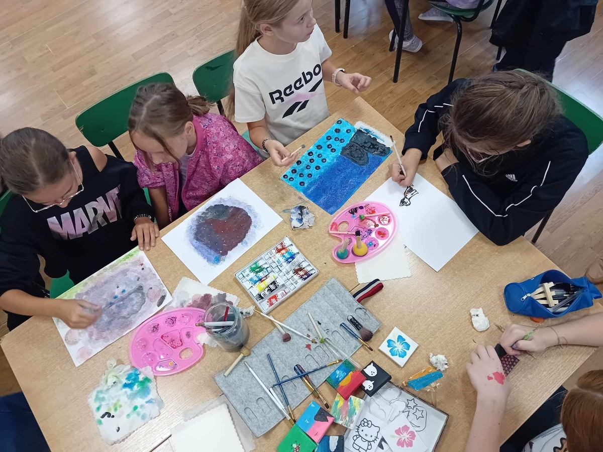 Obraz przedstawiający Projekt „ZmieniaMY DZIEWCZYNY” – tworzenie sztuki i wzajemne zrozumienie