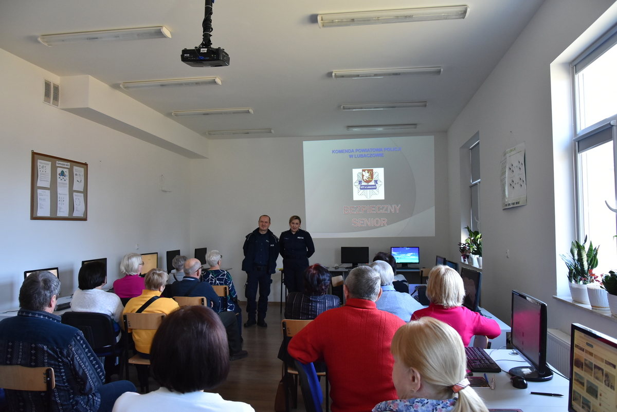 Obraz przedstawiający Policjanci edukowali o bezpieczeństwie podczas warsztatów międzypokoleniowych
