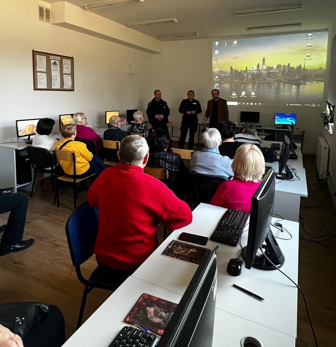 Obraz przedstawiający Policjanci edukowali o bezpieczeństwie podczas warsztatów międzypokoleniowych