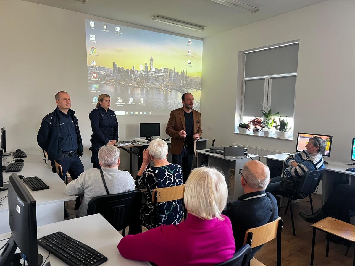 Obraz przedstawiający Policjanci edukowali o bezpieczeństwie podczas warsztatów międzypokoleniowych