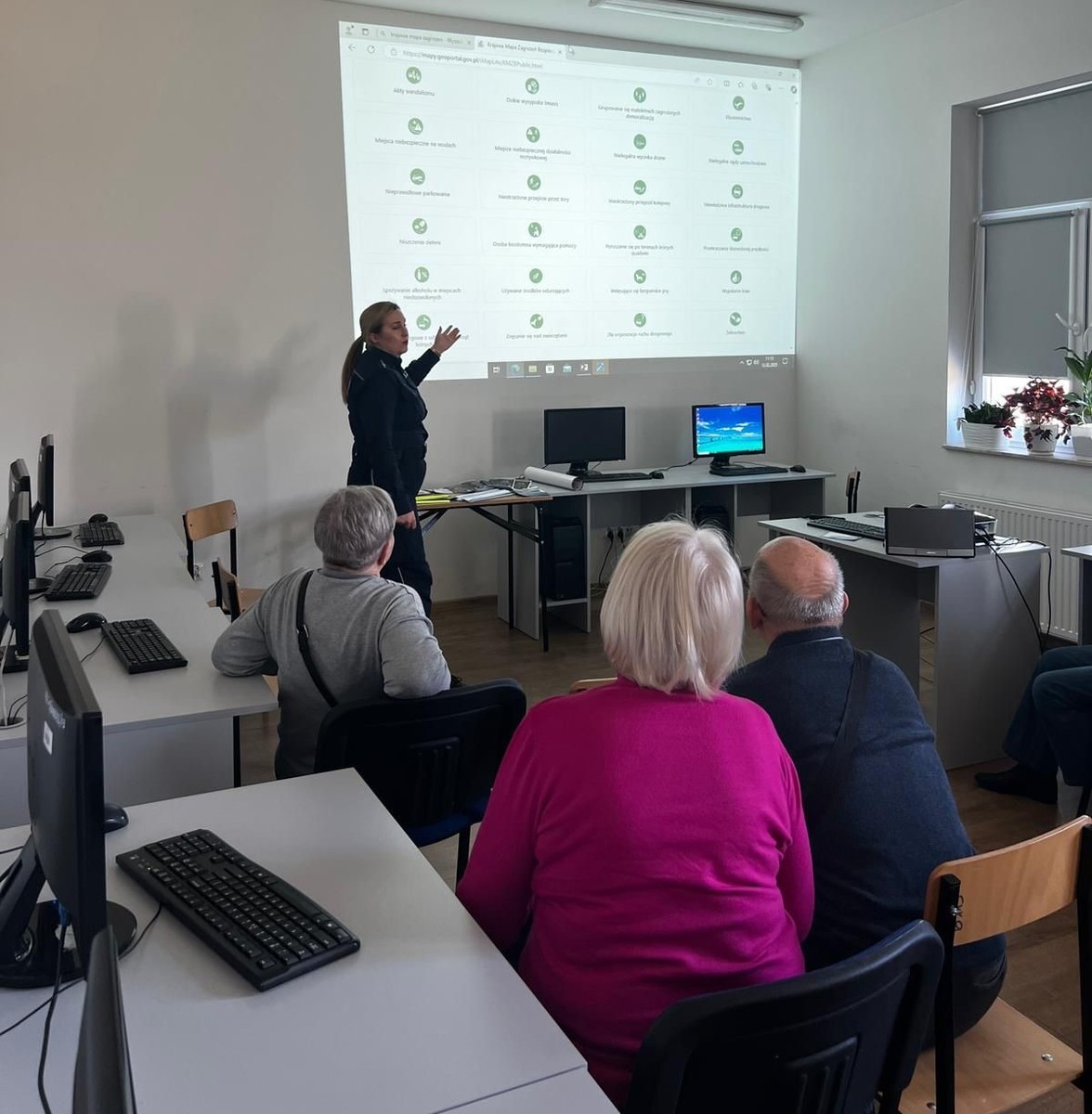 Obraz przedstawiający Policjanci edukowali o bezpieczeństwie podczas warsztatów międzypokoleniowych