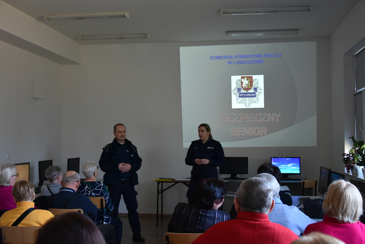 Obraz przedstawiający Policjanci edukowali o bezpieczeństwie podczas warsztatów międzypokoleniowych