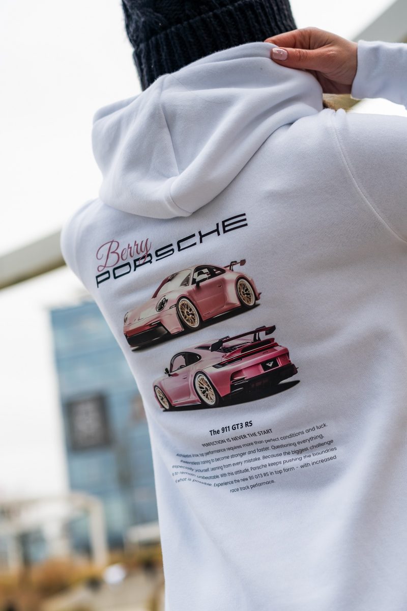 Obraz przedstawiający Matching bluzy dla par – idealny prezent na Walentynki dla fanów motoryzacji