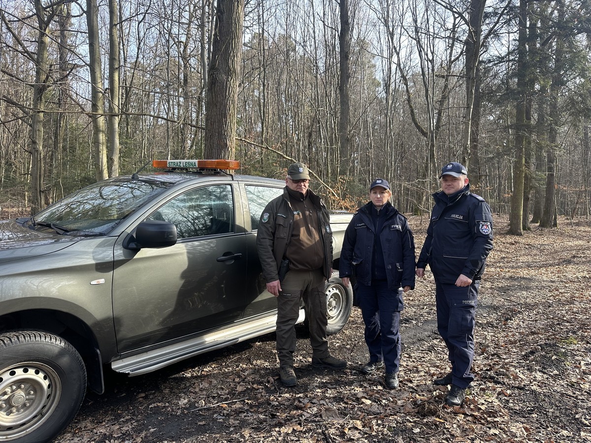 Obraz przedstawiający Policja i Straż Leśna przeciwko kłusownikom
