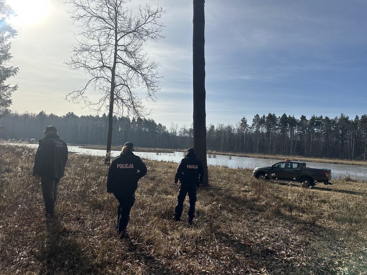 Obraz przedstawiający Policja i Straż Leśna przeciwko kłusownikom