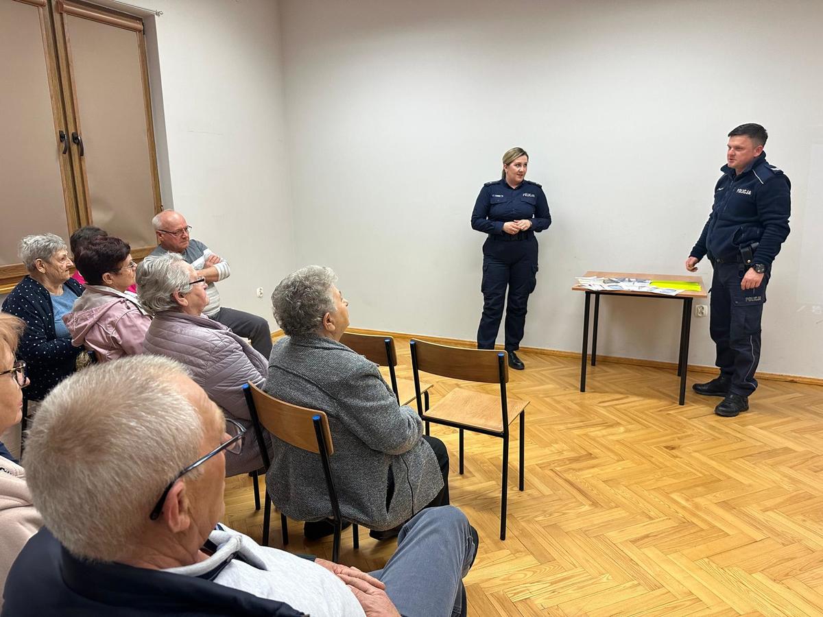Obraz przedstawiający Seniorzy z Dąbkowa i Opaki rozmawiali o bezpieczeństwie