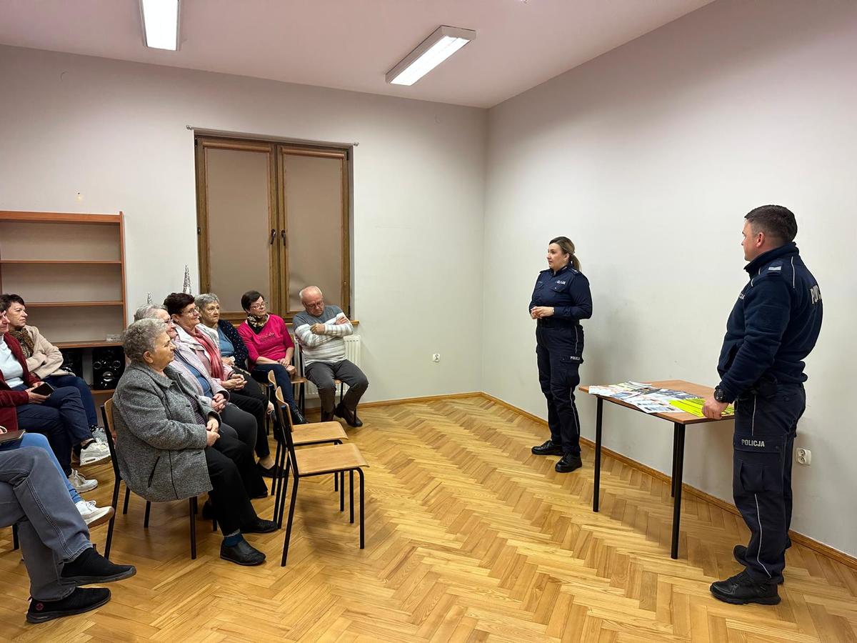 Obraz przedstawiający Seniorzy z Dąbkowa i Opaki rozmawiali o bezpieczeństwie