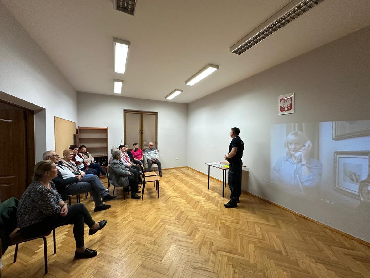 Obraz przedstawiający Seniorzy z Dąbkowa i Opaki rozmawiali o bezpieczeństwie