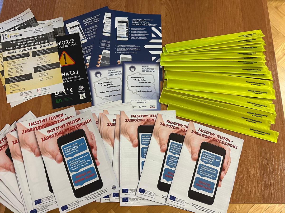 Obraz przedstawiający Seniorzy z Dąbkowa i Opaki rozmawiali o bezpieczeństwie